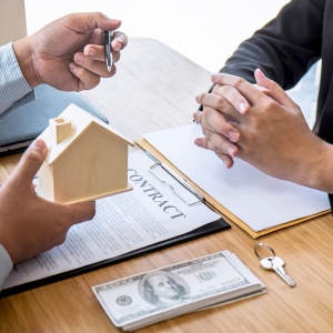 Czym jest umowa przedwstępna przy transakcjach na rynku nieruchomości mieszkaniowych?
