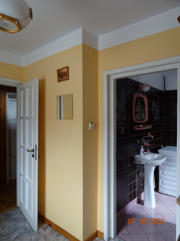 Dom wśród zieleni przy lesie - 2