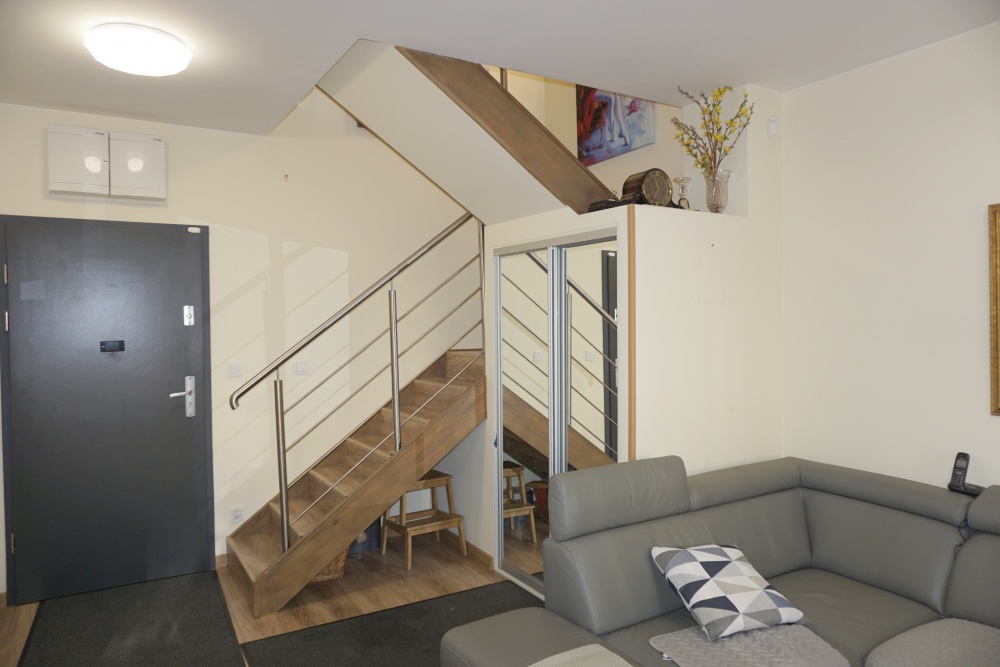 apartament dwu-poziomowy  , wysoki parter + I piętro, dwa tarasy, dwa parkingi , komórka usytuowany tuż  przy samej Odrze - 1