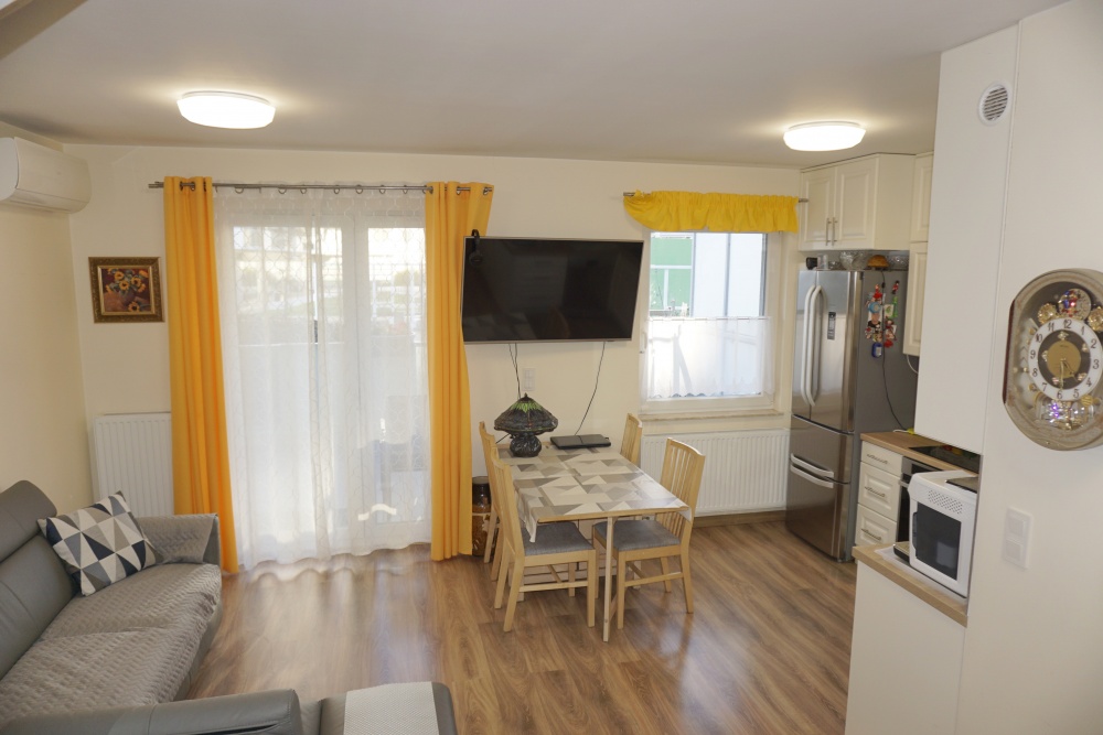 apartament dwu-poziomowy  , wysoki parter + I piętro, dwa tarasy, dwa parkingi , komórka usytuowany tuż  przy samej Odrze - 2