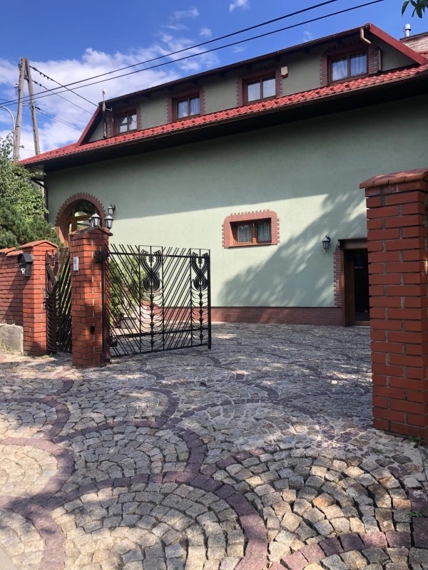 Sprzedam komfortowy dom z miejscem na działalność gospodarczą z pełnym wyposażeniem super cena za m 3100 zł - 12