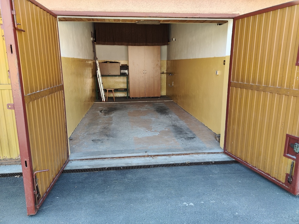 Garaż wynajmę prąd woda 2 Pułku Lotniczego miejsce postojowe w garażu - 1