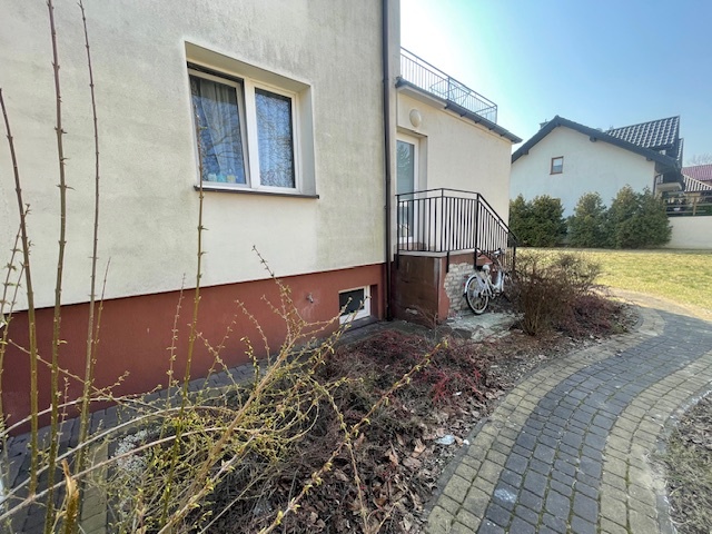 Duża działka pow .1111 m2 z domem w Centrum 200m od szkoły, budynek z garażem - 8