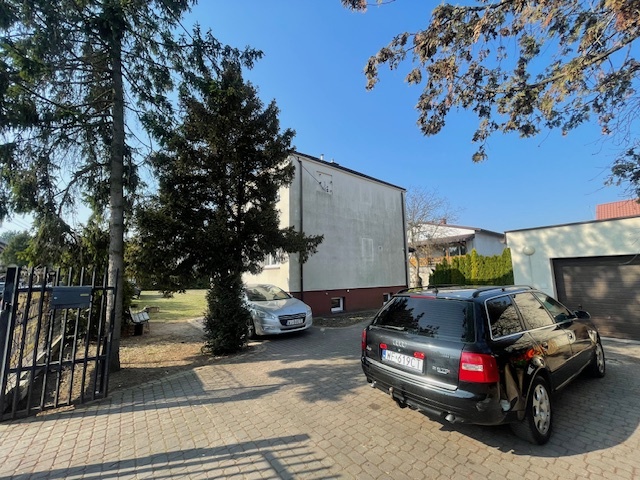 Duża działka pow .1111 m2 z domem w Centrum 200m od szkoły, budynek z garażem - 13