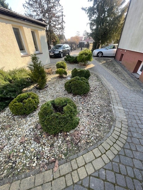 Duża działka pow .1111 m2 z domem w Centrum 200m od szkoły, budynek z garażem - 15