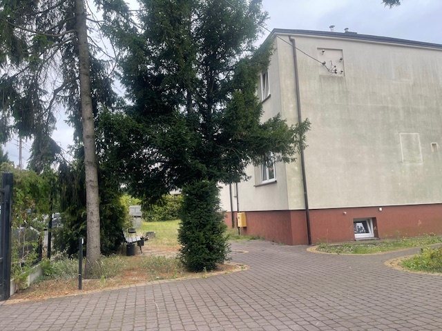 Duża działka pow .1111 m2 z domem w Centrum 200m od szkoły, budynek z garażem - 20