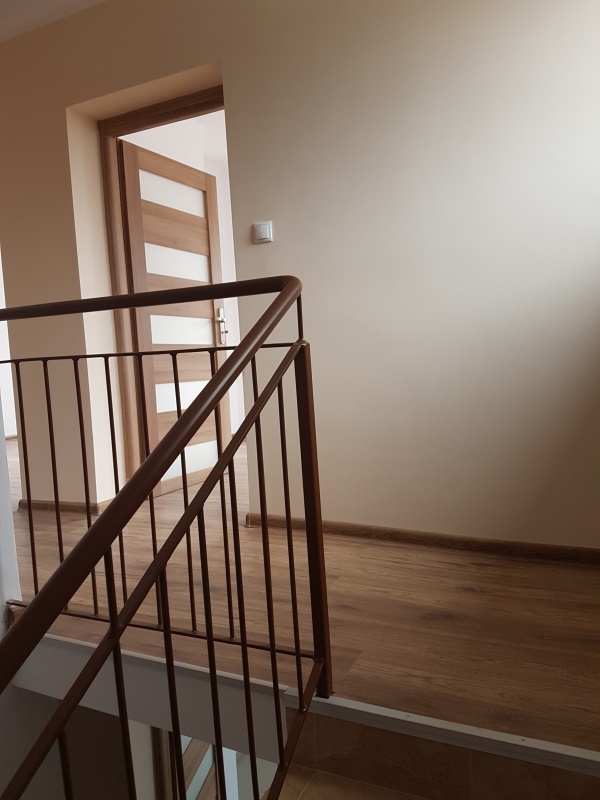Duża działka pow .1111 m2 z domem w Centrum 200m od szkoły, budynek z garażem - 25