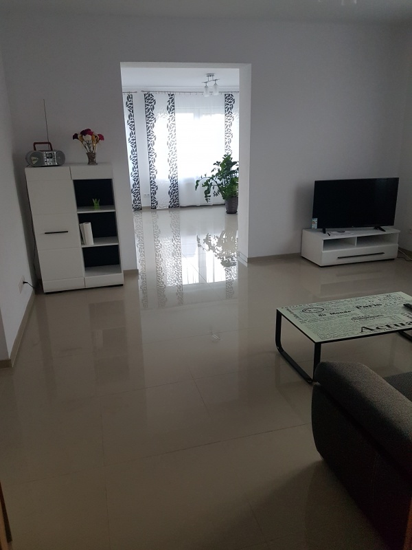 Duża działka pow .1111 m2 z domem w Centrum 200m od szkoły, budynek z garażem - 30