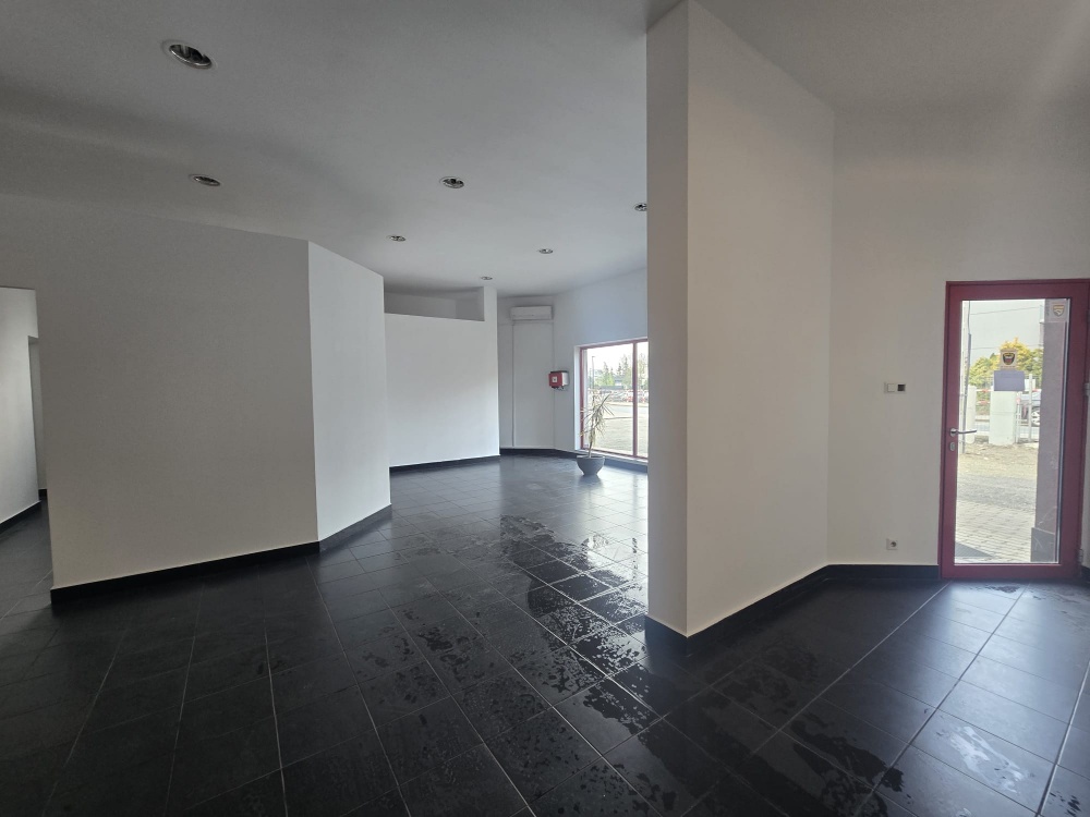 Lokal handlowo- usługowy, parking. ul. Przewóz 49 - 0