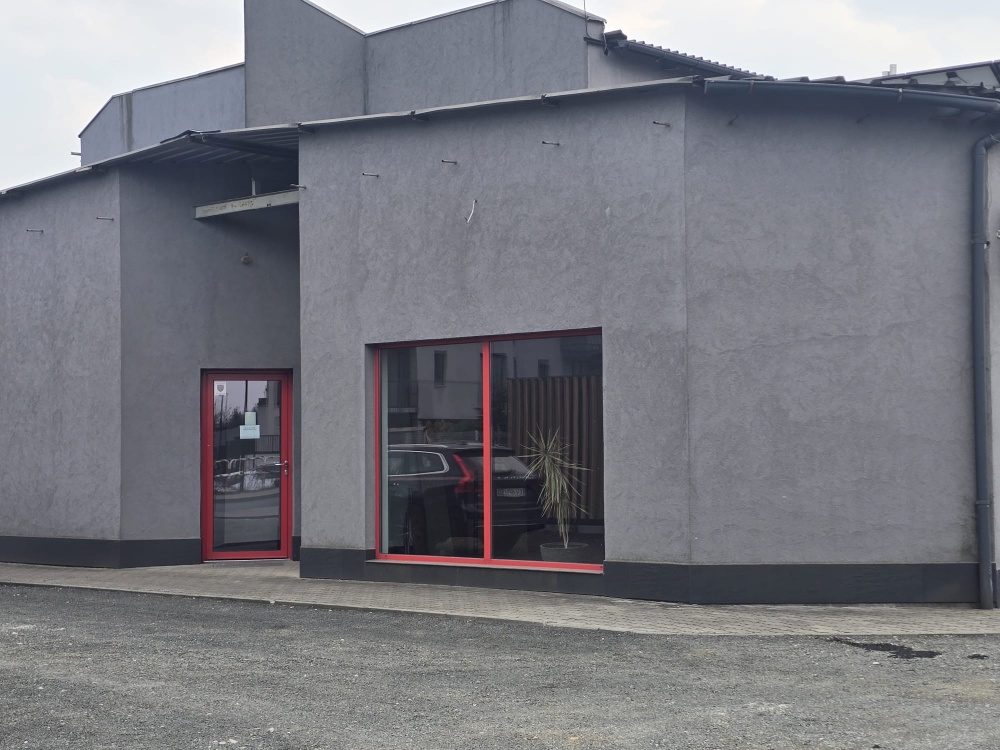 Lokal handlowo- usługowy, parking. ul. Przewóz 49 - 1