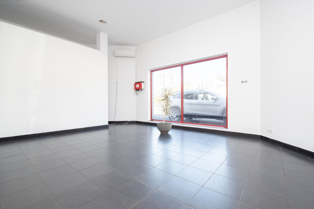 Lokal handlowo- usługowy, parking. ul. Przewóz 49 - 2