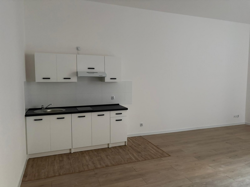 Przestronna kawalerka w centrum  - 1