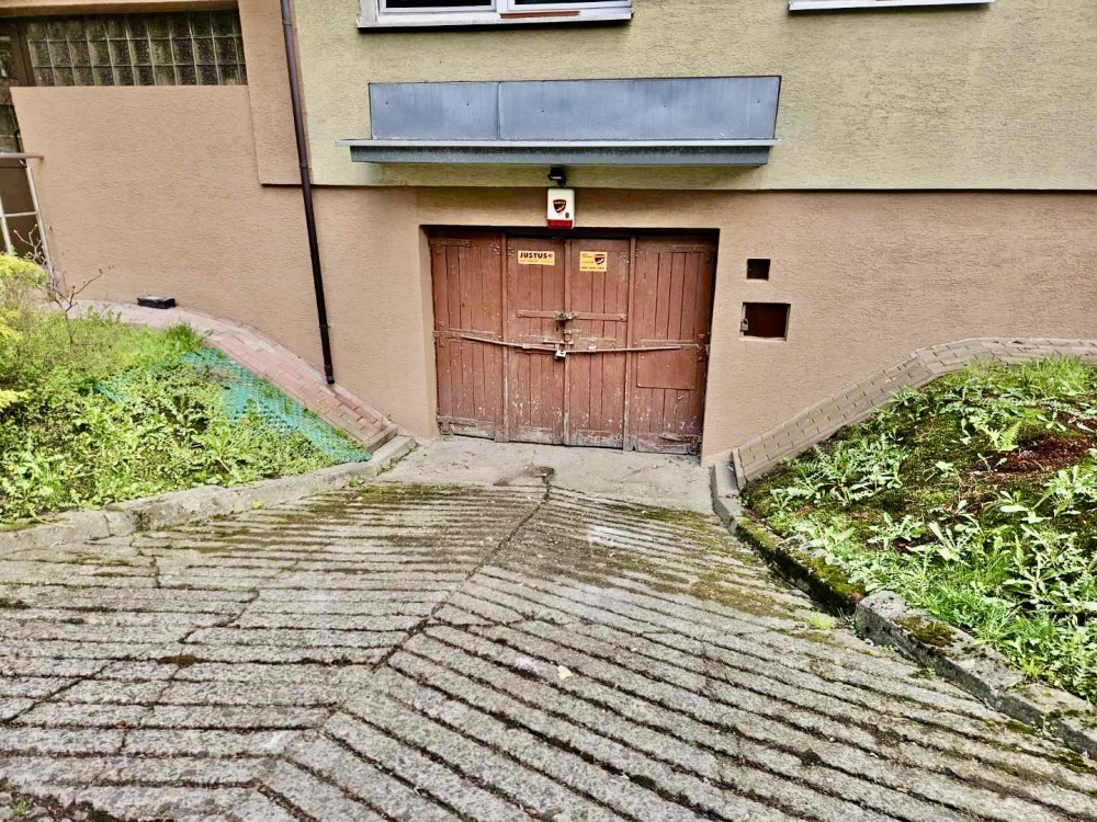GARAŹ 44 m2 os. ALBERTYŃSKIE 26 - MAGAZYN / WARSZTAT - 1