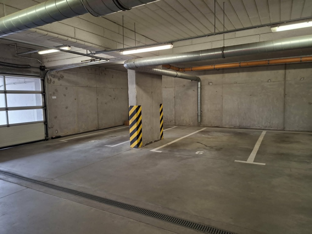 Duże miejsce parkingowe w garażu podziemnym - 0
