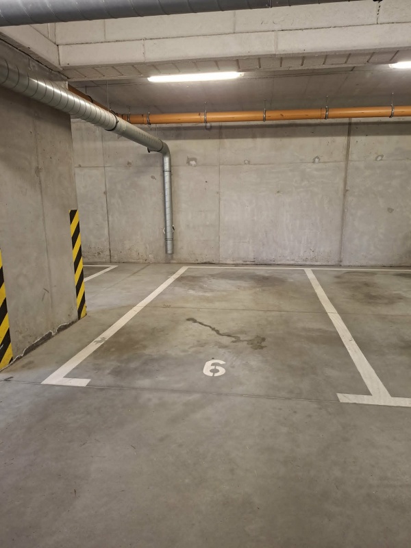 Duże miejsce parkingowe w garażu podziemnym - 1