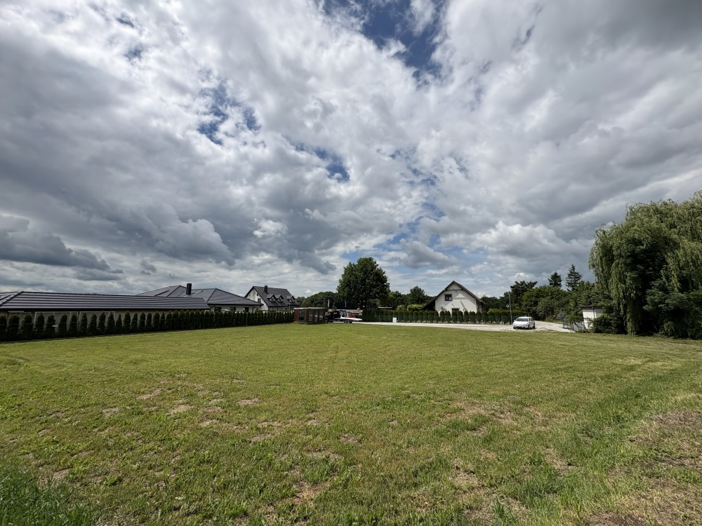 Atrakcyjna działka 800 m² pod dom i usługi | Pełne media | Dwustronny dojazd | Cicha okolica - 0
