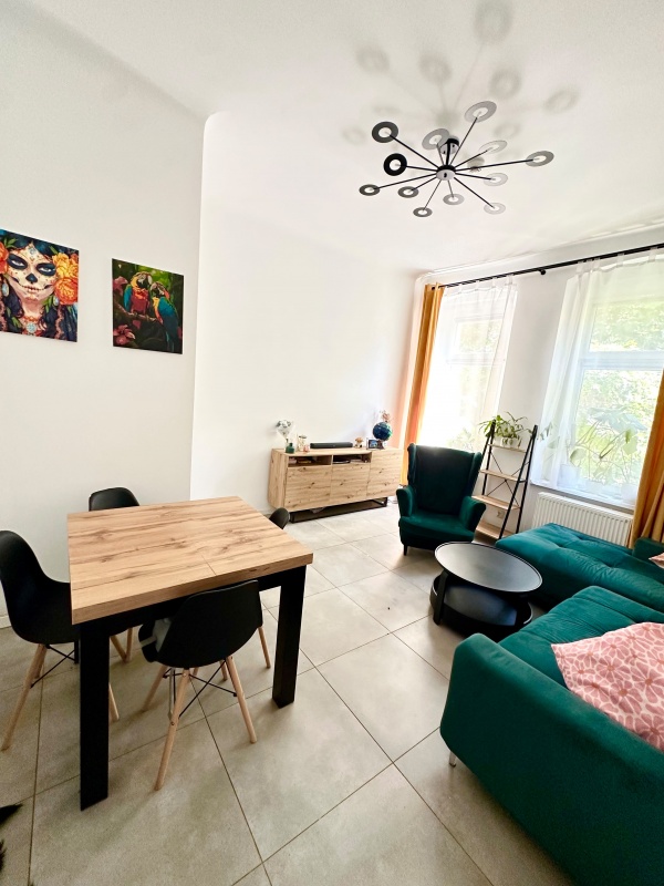 Opis Przestronne trzypokojowe mieszkanie 108 m² - 89 m² mieszkanie + 20 m² piwnice | po generalnym remoncie | Tarninów ul. Elizy Orzeszkowej | Wysoki parter | Balkon | 3 piwnice - 1