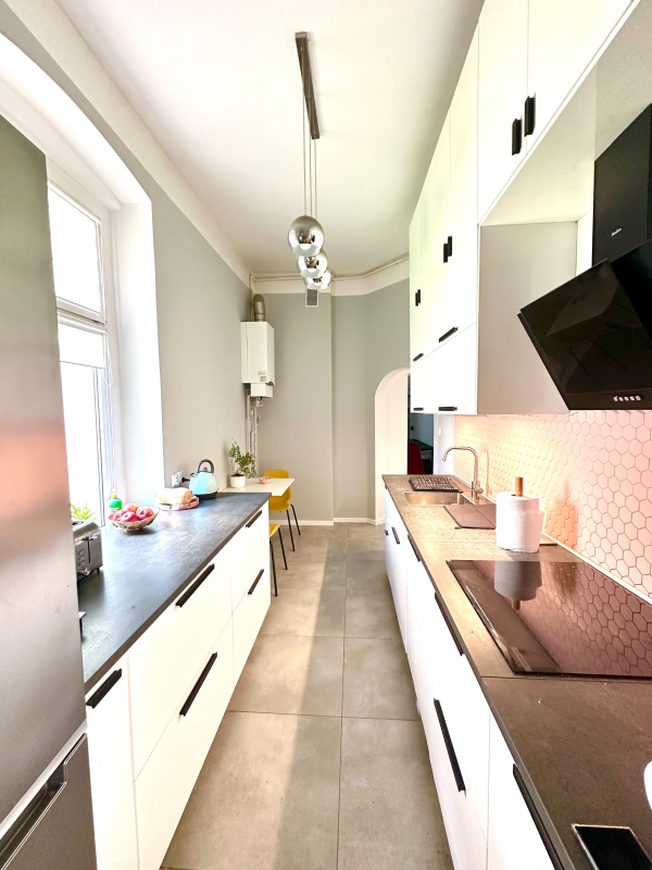 Opis Przestronne trzypokojowe mieszkanie 108 m² - 89 m² mieszkanie + 20 m² piwnice | po generalnym remoncie | Tarninów ul. Elizy Orzeszkowej | Wysoki parter | Balkon | 3 piwnice - 2