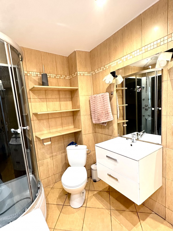 Opis Przestronne trzypokojowe mieszkanie 108 m² - 89 m² mieszkanie + 20 m² piwnice | po generalnym remoncie | Tarninów ul. Elizy Orzeszkowej | Wysoki parter | Balkon | 3 piwnice - 5
