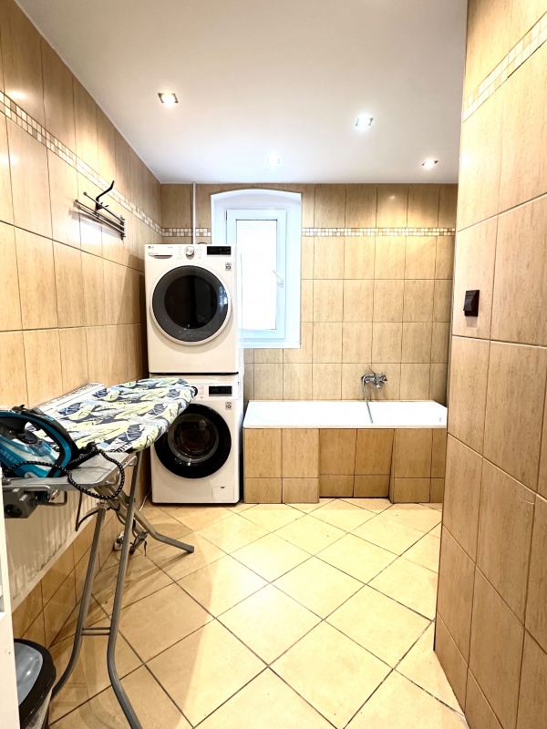Opis Przestronne trzypokojowe mieszkanie 108 m² - 89 m² mieszkanie + 20 m² piwnice | po generalnym remoncie | Tarninów ul. Elizy Orzeszkowej | Wysoki parter | Balkon | 3 piwnice - 6