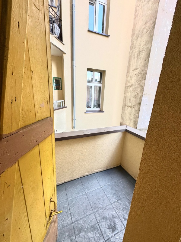 Opis Przestronne trzypokojowe mieszkanie 108 m² - 89 m² mieszkanie + 20 m² piwnice | po generalnym remoncie | Tarninów ul. Elizy Orzeszkowej | Wysoki parter | Balkon | 3 piwnice - 7