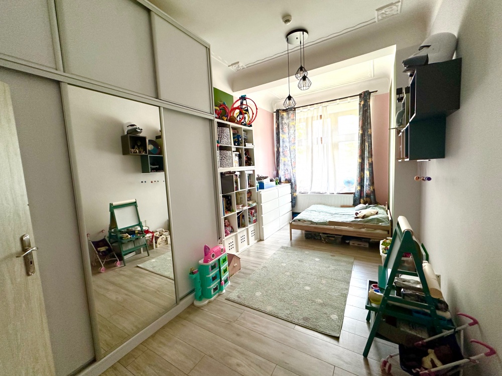 Opis Przestronne trzypokojowe mieszkanie 108 m² - 89 m² mieszkanie + 20 m² piwnice | po generalnym remoncie | Tarninów ul. Elizy Orzeszkowej | Wysoki parter | Balkon | 3 piwnice - 8
