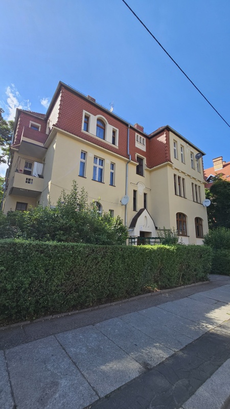 Opis Przestronne trzypokojowe mieszkanie 108 m² - 89 m² mieszkanie + 20 m² piwnice | po generalnym remoncie | Tarninów ul. Elizy Orzeszkowej | Wysoki parter | Balkon | 3 piwnice - 9