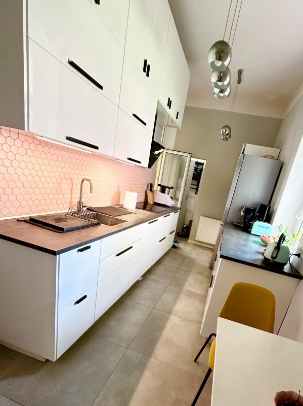 Opis Przestronne trzypokojowe mieszkanie 108 m² - 89 m² mieszkanie + 20 m² piwnice | po generalnym remoncie | Tarninów ul. Elizy Orzeszkowej | Wysoki parter | Balkon | 3 piwnice - 11