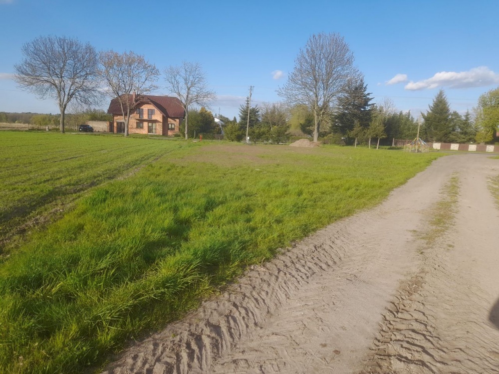 Działka budowlana, prąd, woda, światłowód, asfalt piękny widok na pola las w oddali - 0