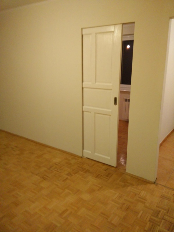 Sprzedam mieszkanie po kapitalnym remoncie   Sprzedam 3 pokojowe komfortowo wykończone mieszkanie w Kozienicach, o powierzchni 55,35 m2. Mieszkanie położone jest na Osiedlu Pokoju  w ocieplonym bloku z cegły 4 piętrowym, na 3 pietrze. Znajduje się w bardz - 5