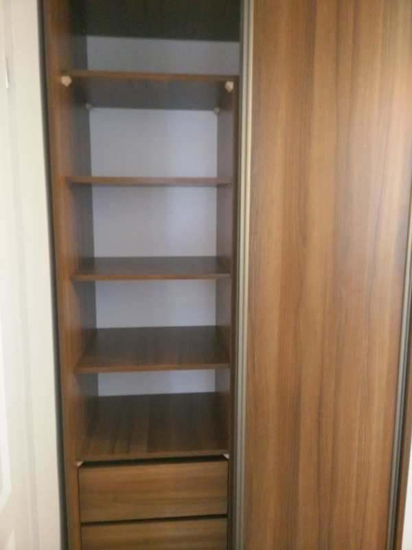 Sprzedam mieszkanie po kapitalnym remoncie   Sprzedam 3 pokojowe komfortowo wykończone mieszkanie w Kozienicach, o powierzchni 55,35 m2. Mieszkanie położone jest na Osiedlu Pokoju  w ocieplonym bloku z cegły 4 piętrowym, na 3 pietrze. Znajduje się w bardz - 6
