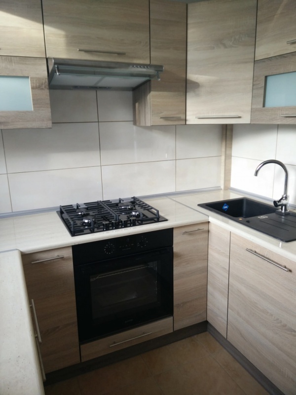 Sprzedam mieszkanie po kapitalnym remoncie   Sprzedam 3 pokojowe komfortowo wykończone mieszkanie w Kozienicach, o powierzchni 55,35 m2. Mieszkanie położone jest na Osiedlu Pokoju  w ocieplonym bloku z cegły 4 piętrowym, na 3 pietrze. Znajduje się w bardz - 8